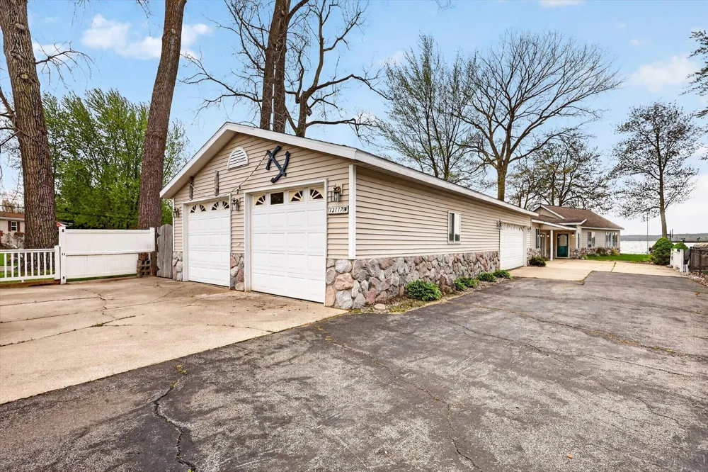 13117 Lakeshore Drive Wayland Township, MI 49344