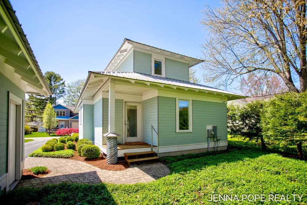 17554 Grand River Avenue Ferrysburg City, MI 49456