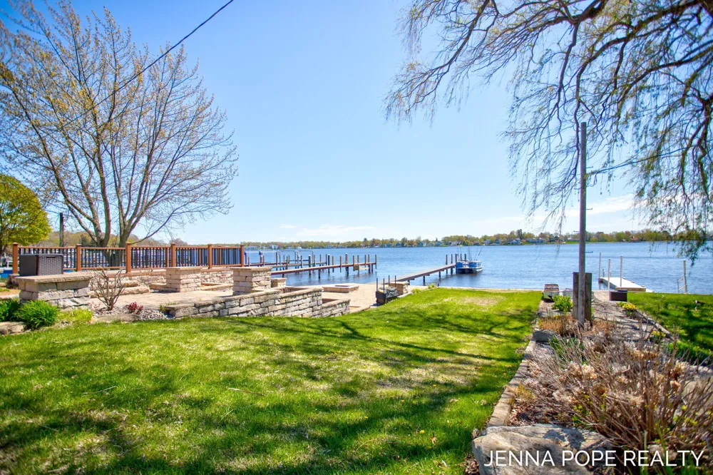 17554 Grand River Avenue Ferrysburg City, MI 49456