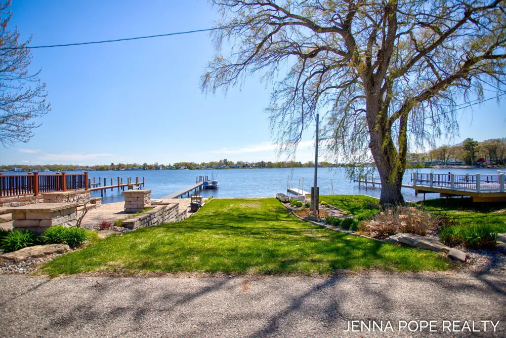 17554 Grand River Avenue Ferrysburg City, MI 49456