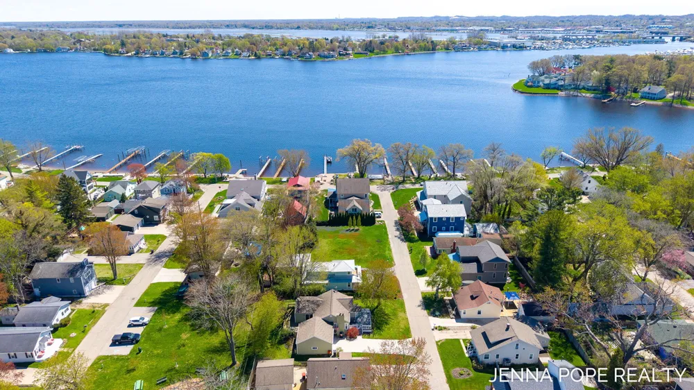 17554 Grand River Avenue Ferrysburg City, MI 49456