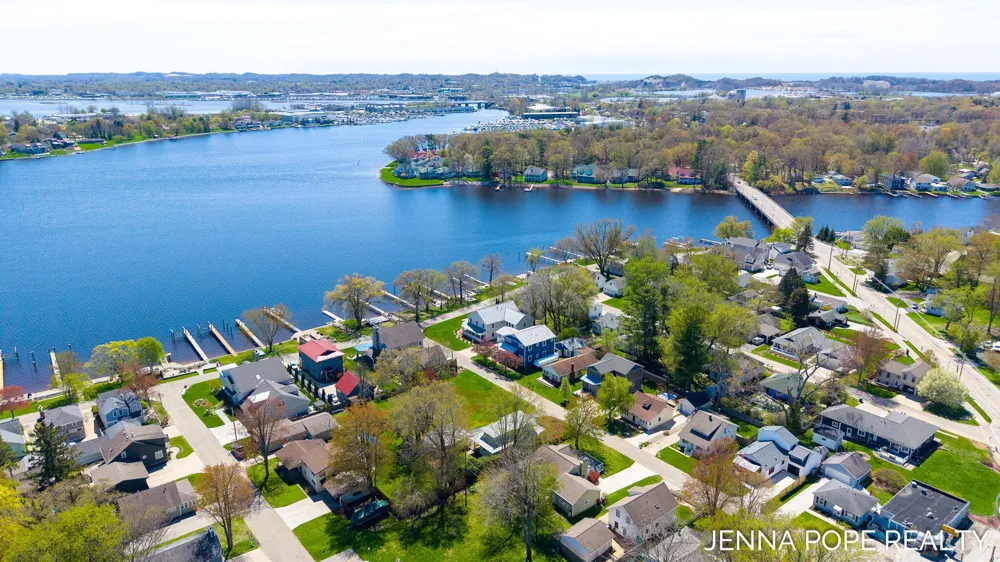 17554 Grand River Avenue Ferrysburg City, MI 49456