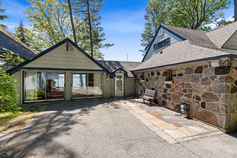 1418 Waukazoo Drive Park Township, MI 49424