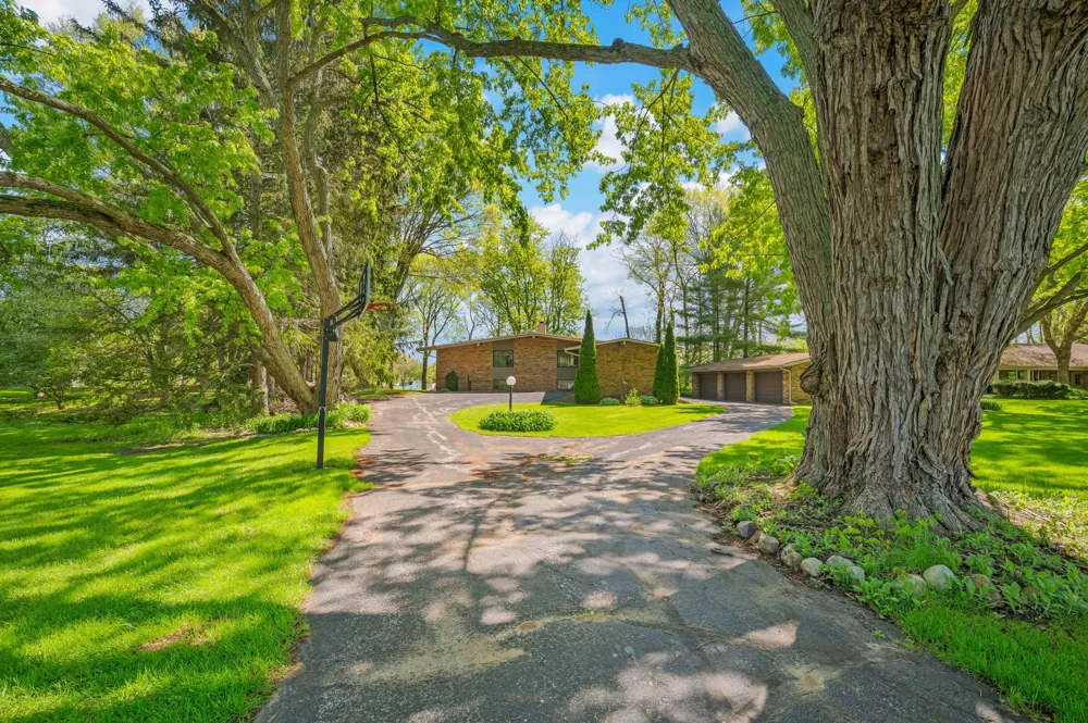 2135 Derfla Drive Royalton Township, MI 49085