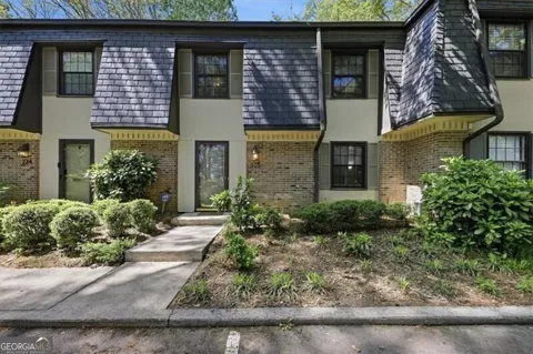 225 Triumph DR NW