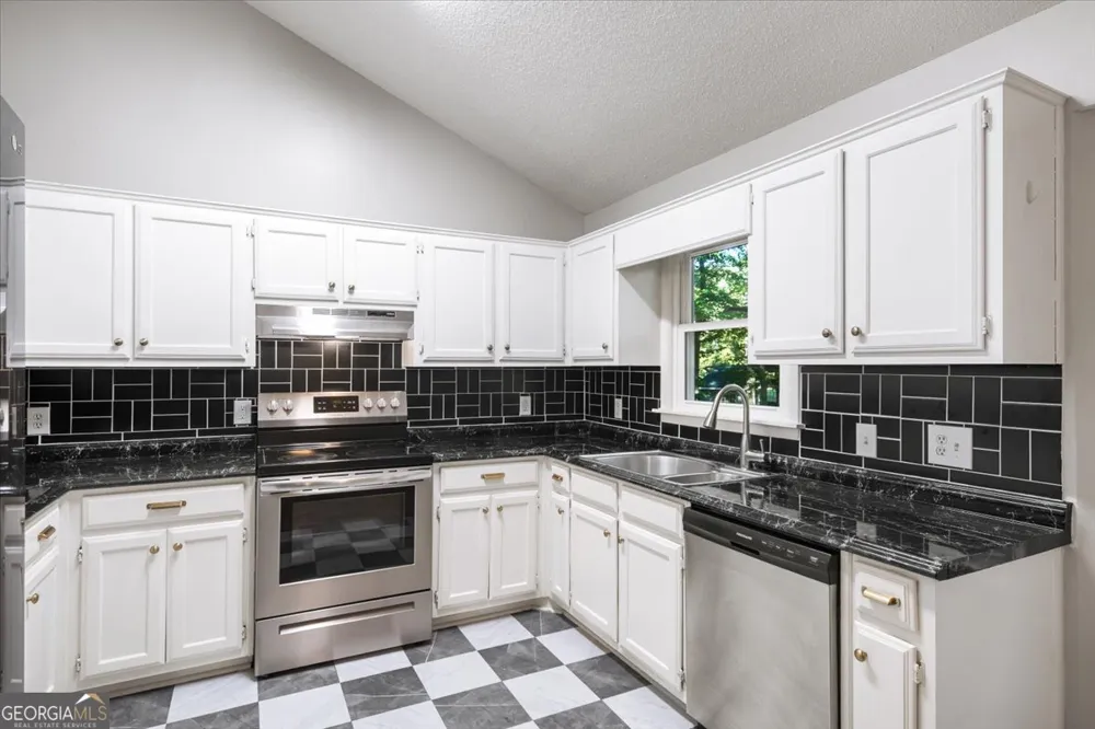1528 Oakleaf DR Auburn, GA 30011