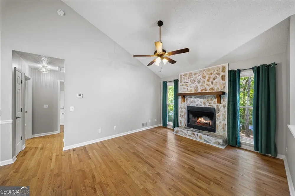 1528 Oakleaf DR Auburn, GA 30011