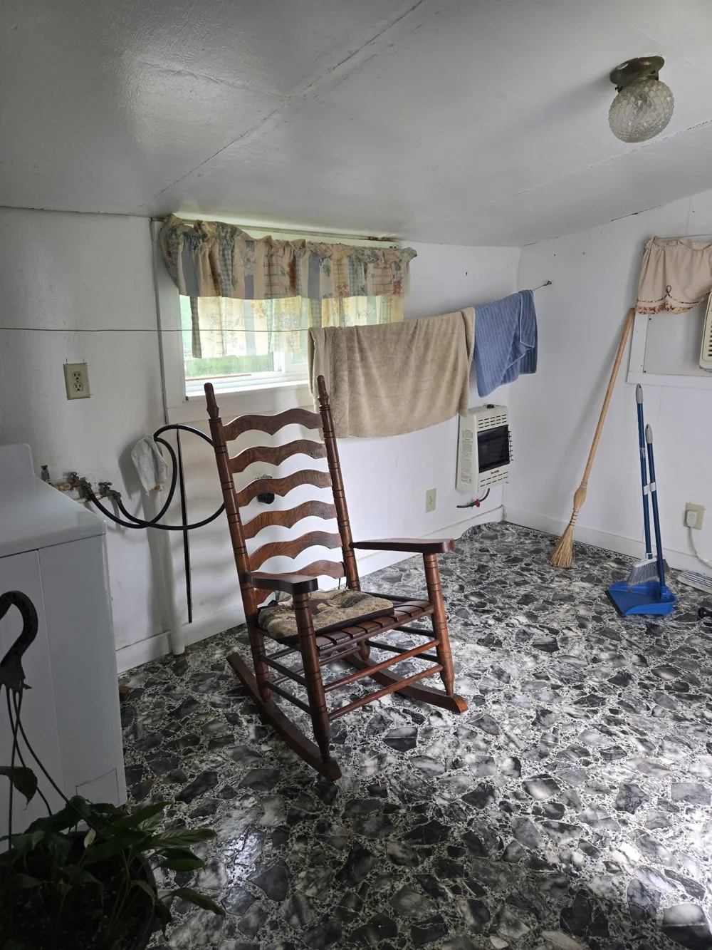 995 Railroad St Burns, TN 37029