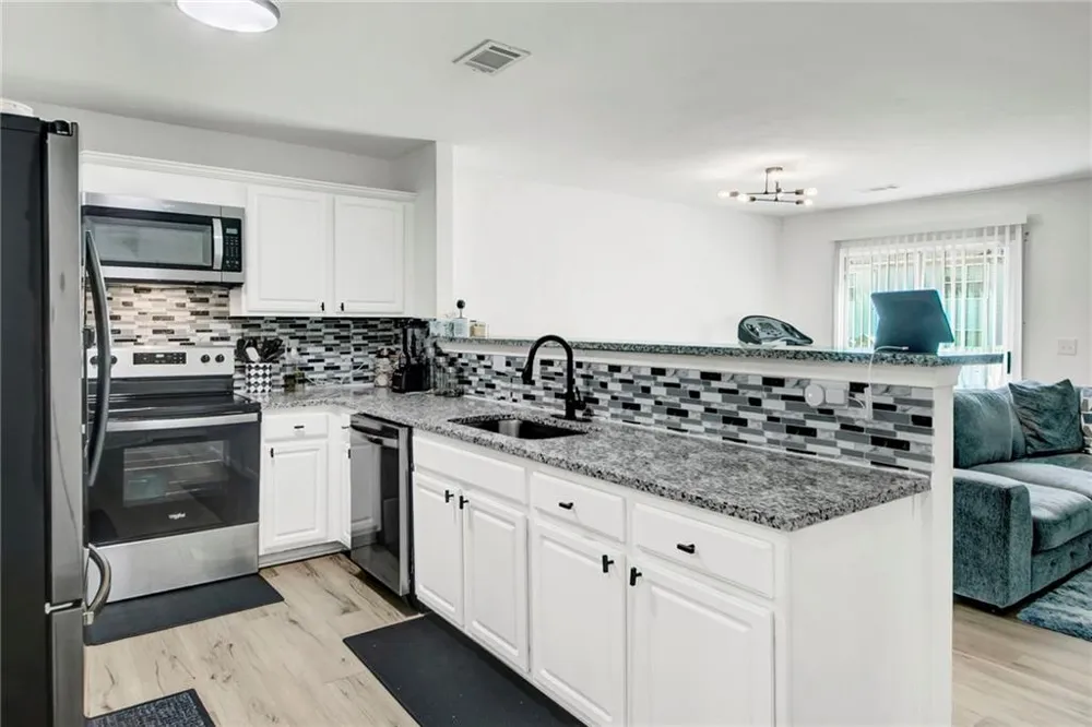 5356 Creekview Way Ellenwood, GA 30294