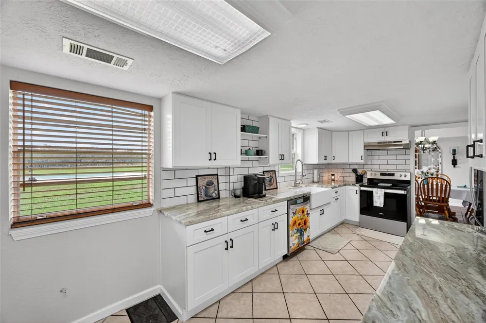 6072 County Road 122 Hallettsville, TX 77964