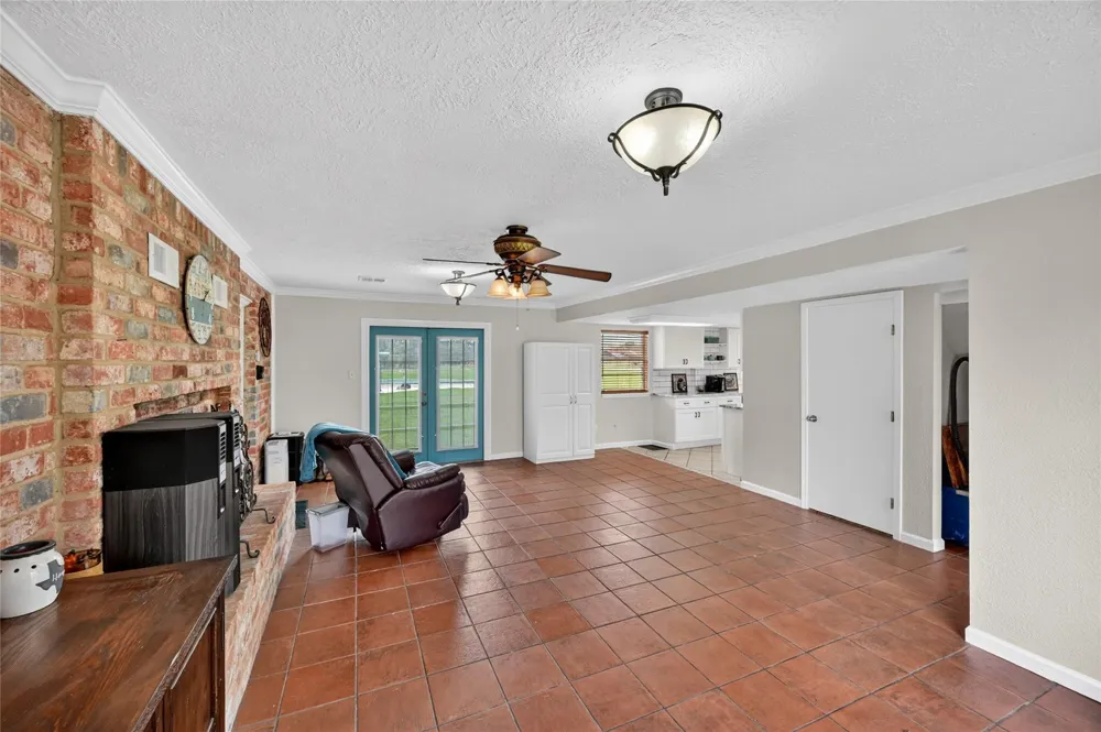 6072 County Road 122 Hallettsville, TX 77964