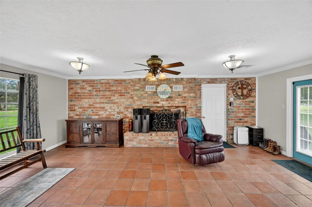 6072 County Road 122 Hallettsville, TX 77964