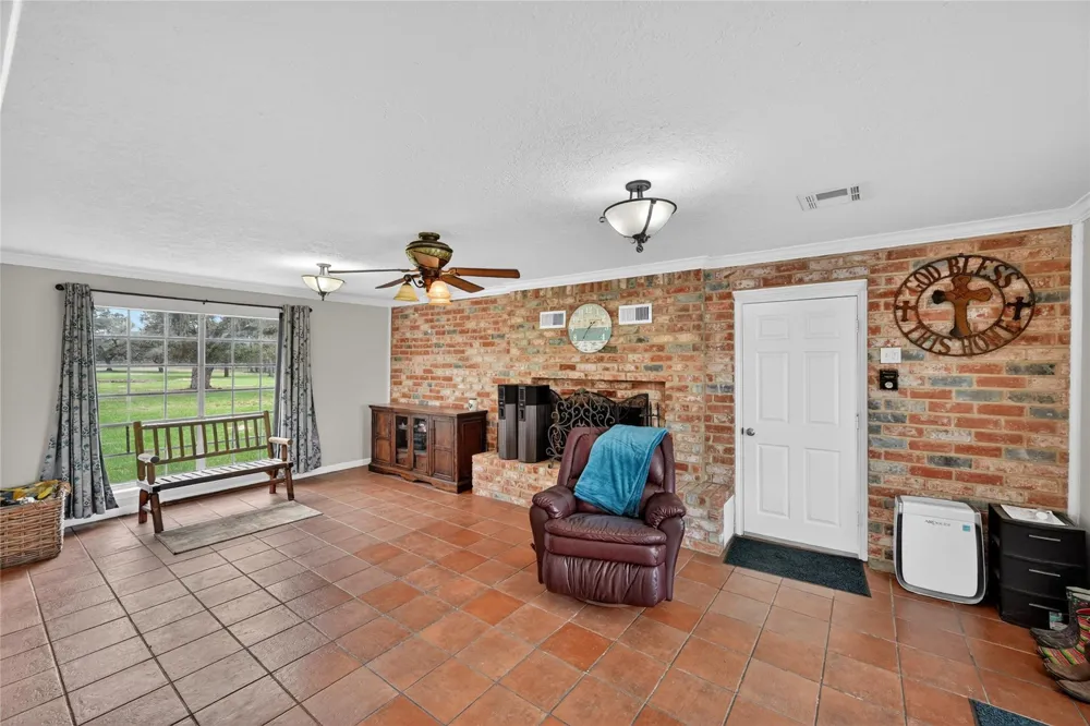 6072 County Road 122 Hallettsville, TX 77964