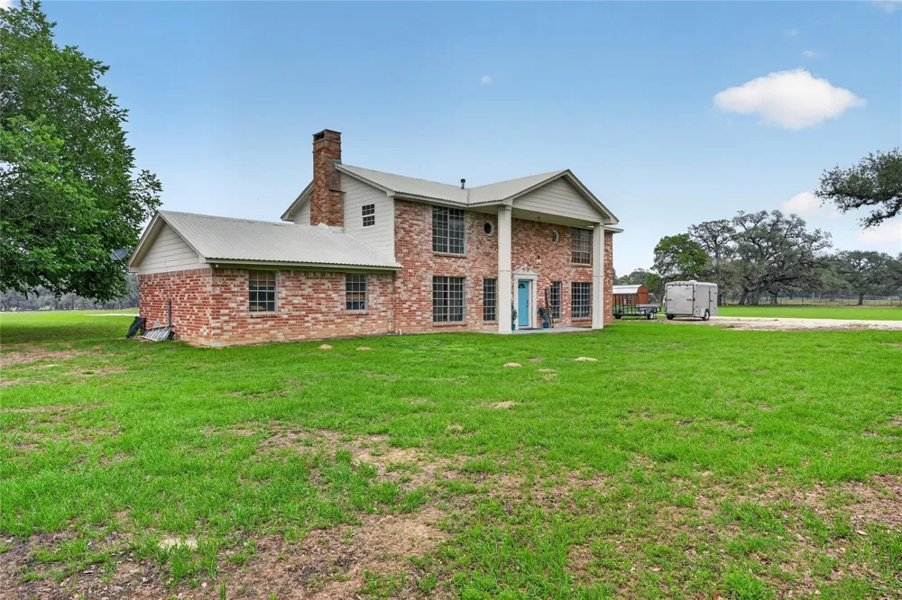 6072 County Road 122 Hallettsville, TX 77964