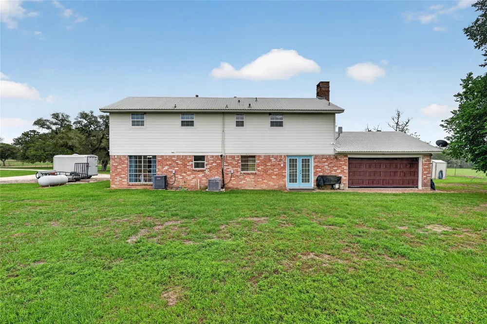 6072 County Road 122 Hallettsville, TX 77964