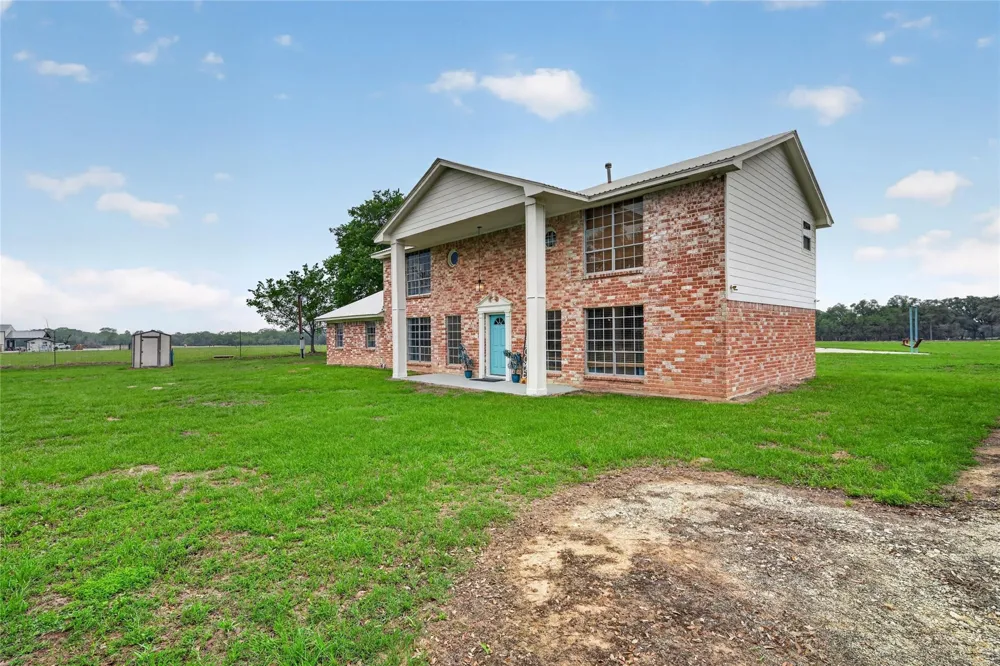 6072 County Road 122 Hallettsville, TX 77964