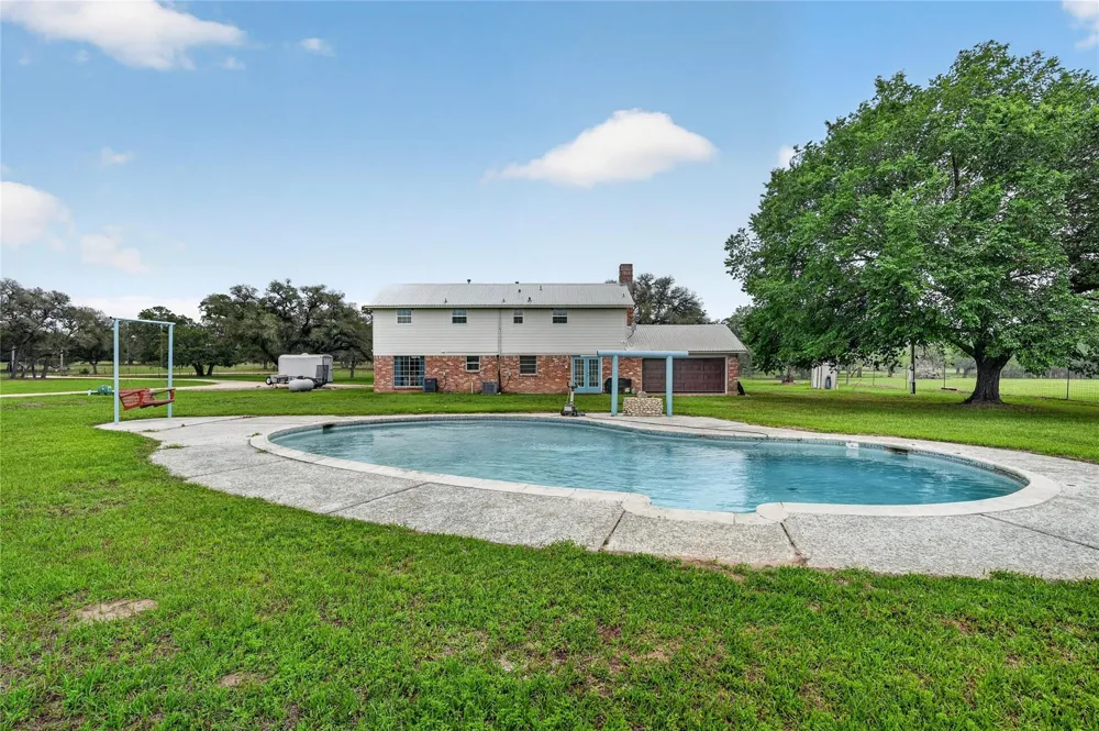 6072 County Road 122 Hallettsville, TX 77964