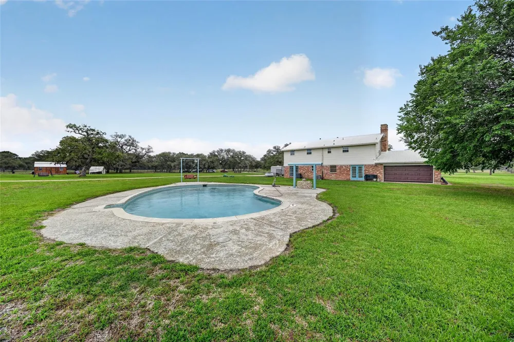 6072 County Road 122 Hallettsville, TX 77964