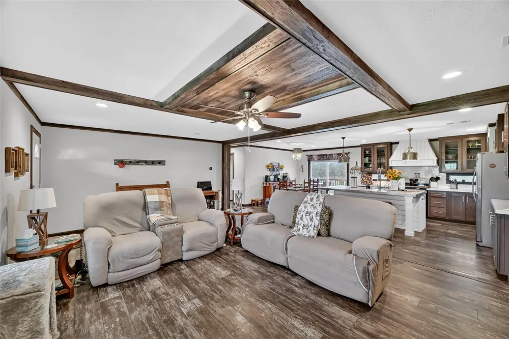 6072 County Road 122 Hallettsville, TX 77964