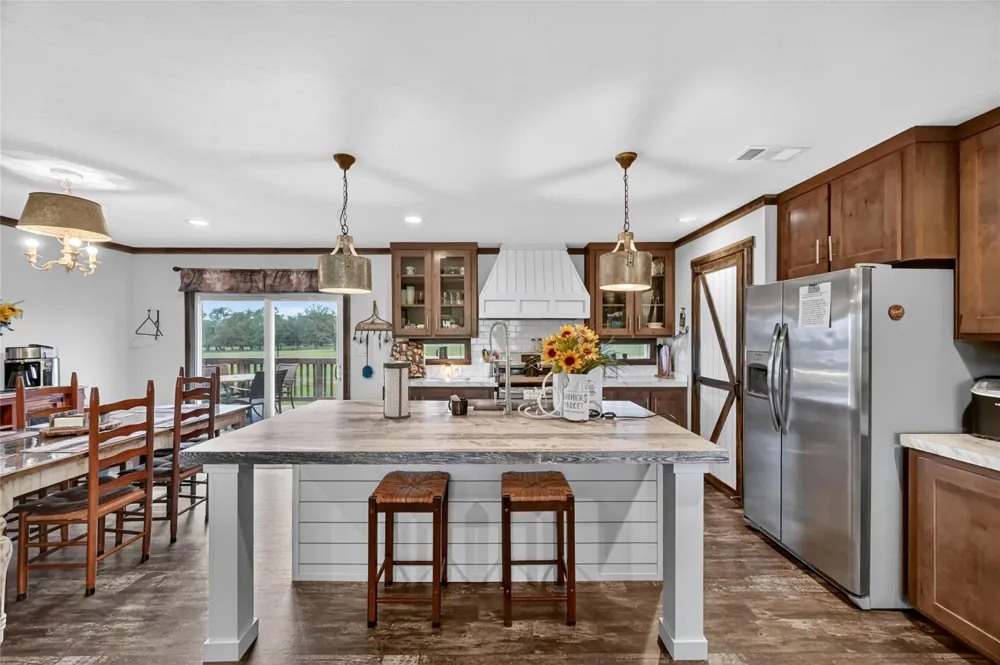 6072 County Road 122 Hallettsville, TX 77964