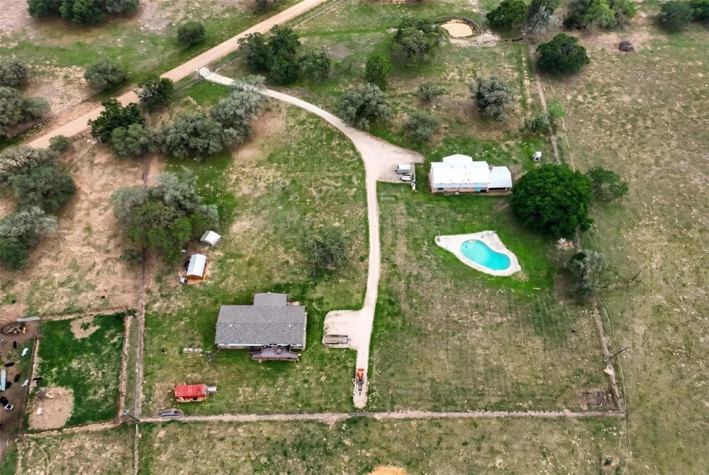 6072 County Road 122 Hallettsville, TX 77964