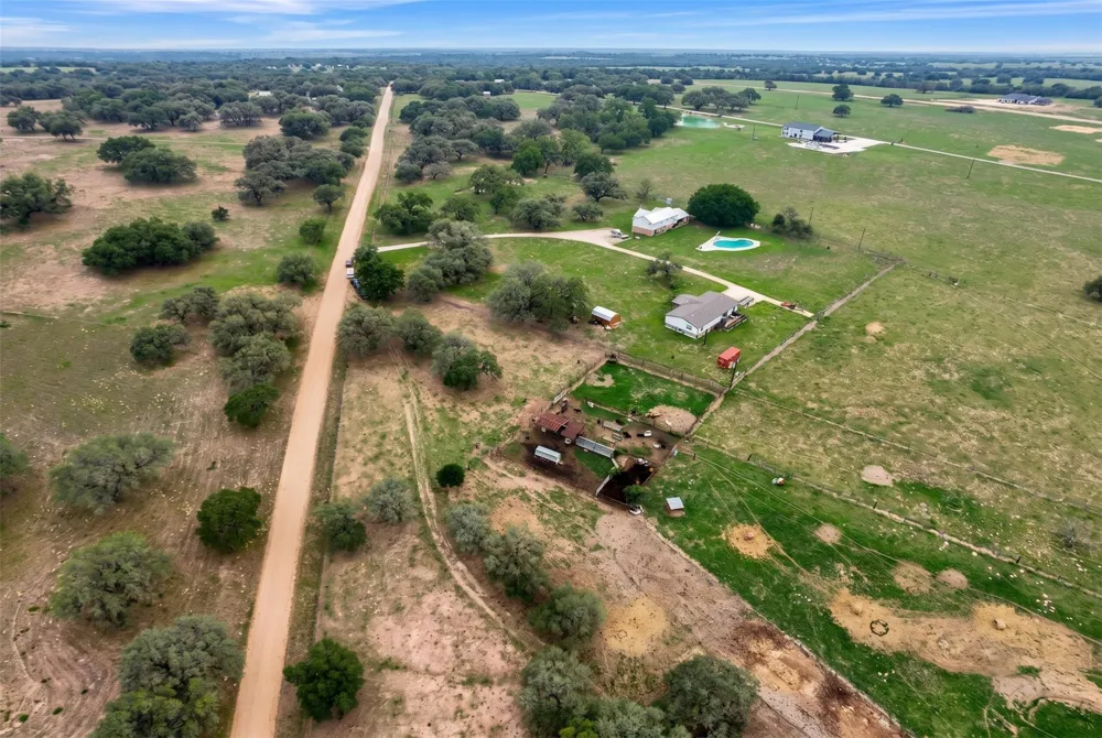 6072 County Road 122 Hallettsville, TX 77964