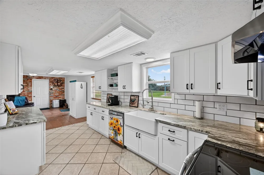 6072 County Road 122 Hallettsville, TX 77964