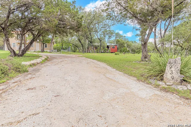 2939 Goat Hill Rd Lakehills, TX 78063