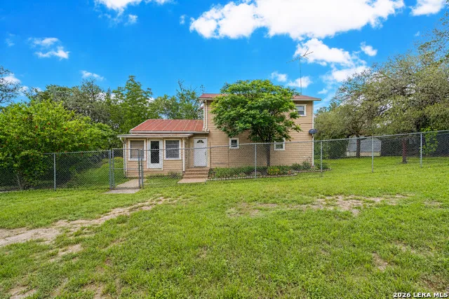 2939 Goat Hill Rd Lakehills, TX 78063
