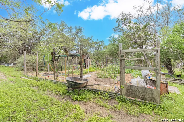 2939 Goat Hill Rd Lakehills, TX 78063