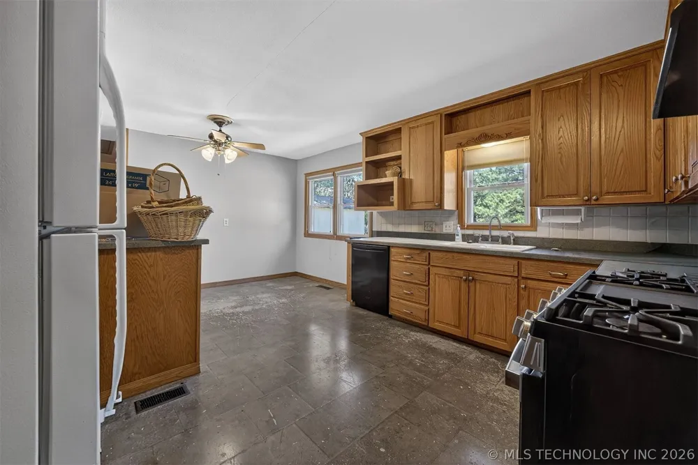 15083 State Highway 82 Tahlequah, OK 74464