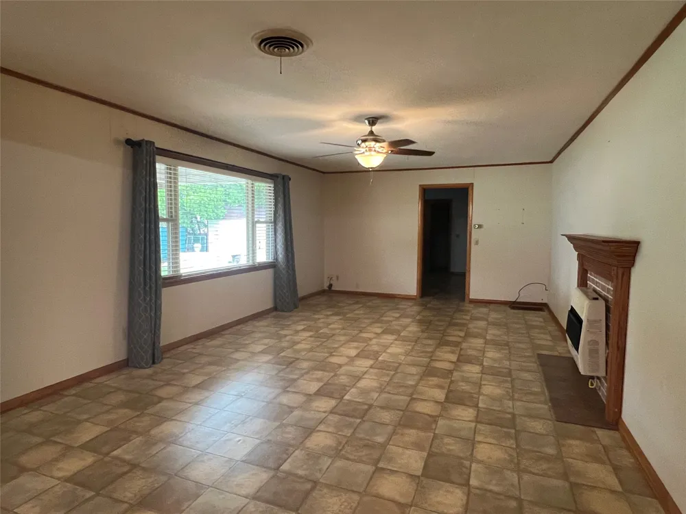 211 S Crockett Henrietta, TX 76365