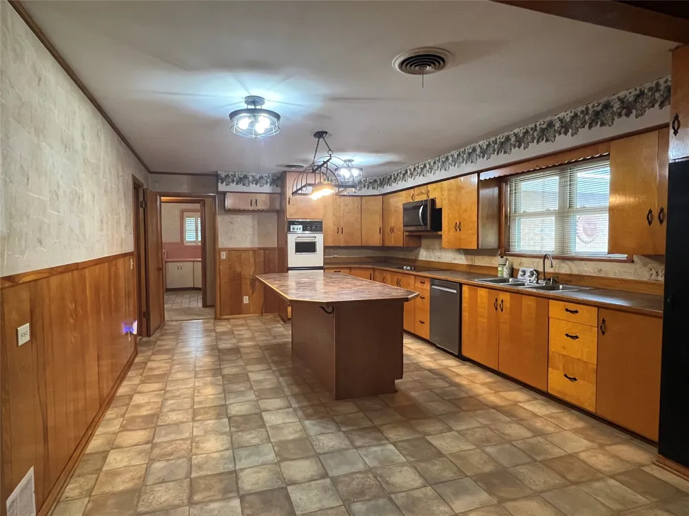211 S Crockett Henrietta, TX 76365