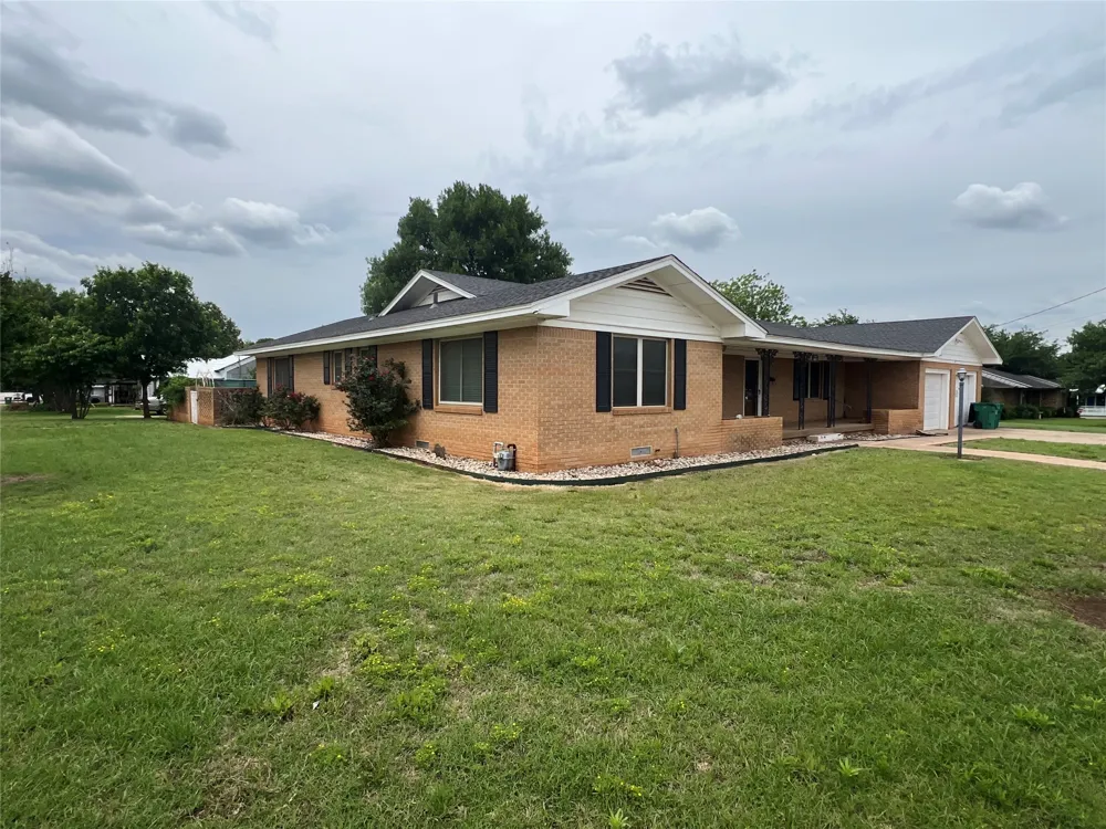 211 S Crockett Henrietta, TX 76365