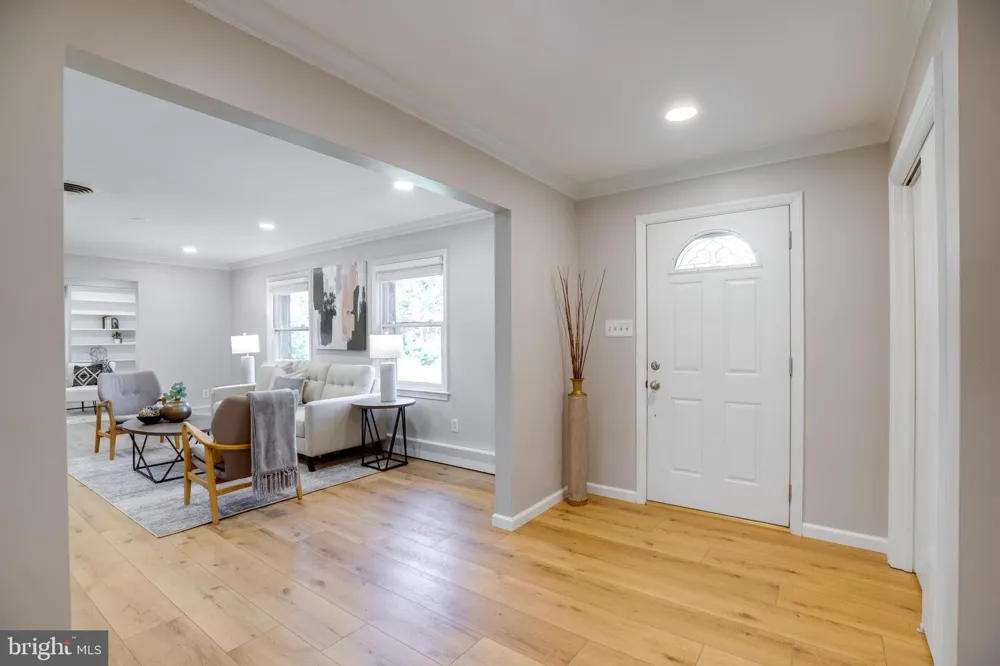 15027 BRADDOCK ROAD Centreville, VA 20120