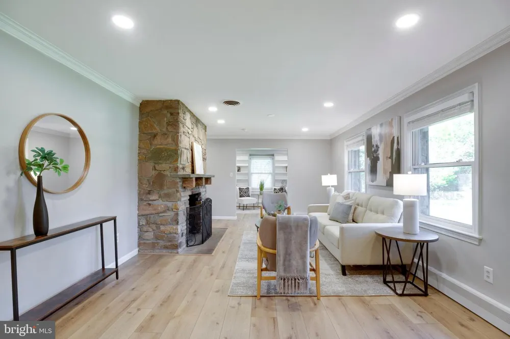 15027 BRADDOCK ROAD Centreville, VA 20120