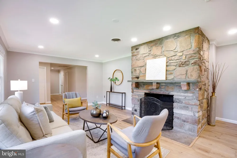 15027 BRADDOCK ROAD Centreville, VA 20120