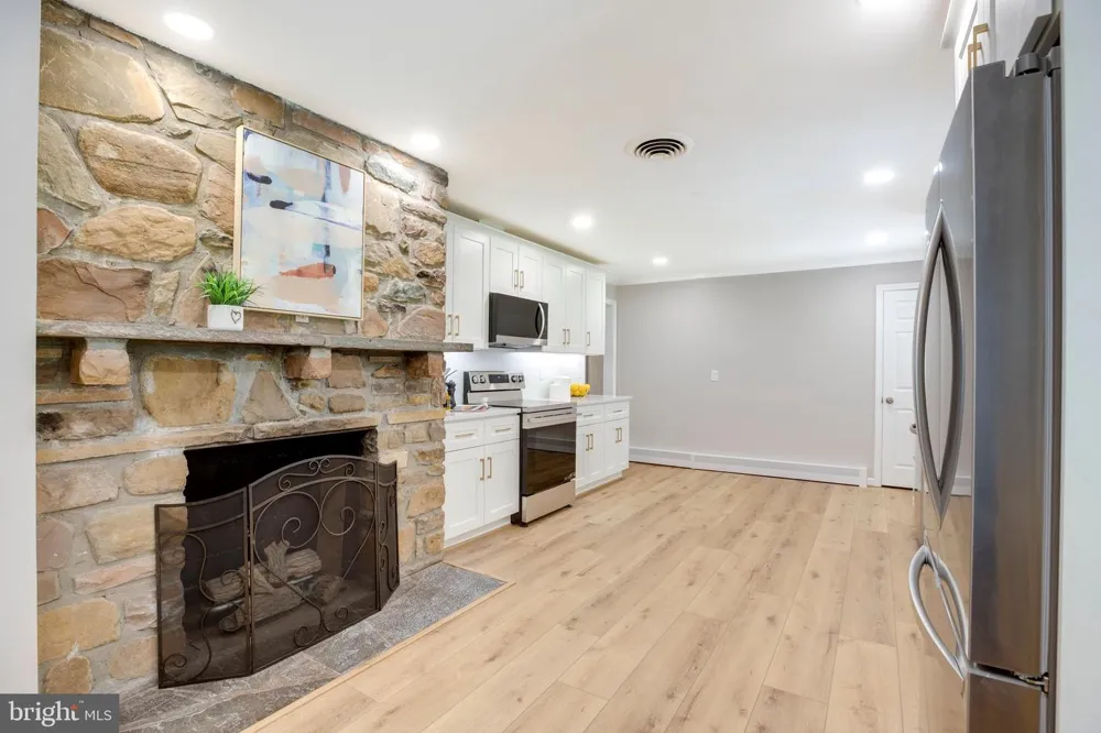15027 BRADDOCK ROAD Centreville, VA 20120