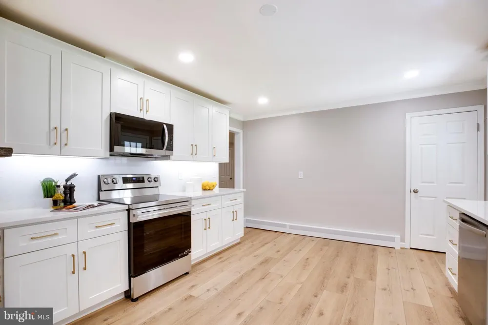 15027 BRADDOCK ROAD Centreville, VA 20120