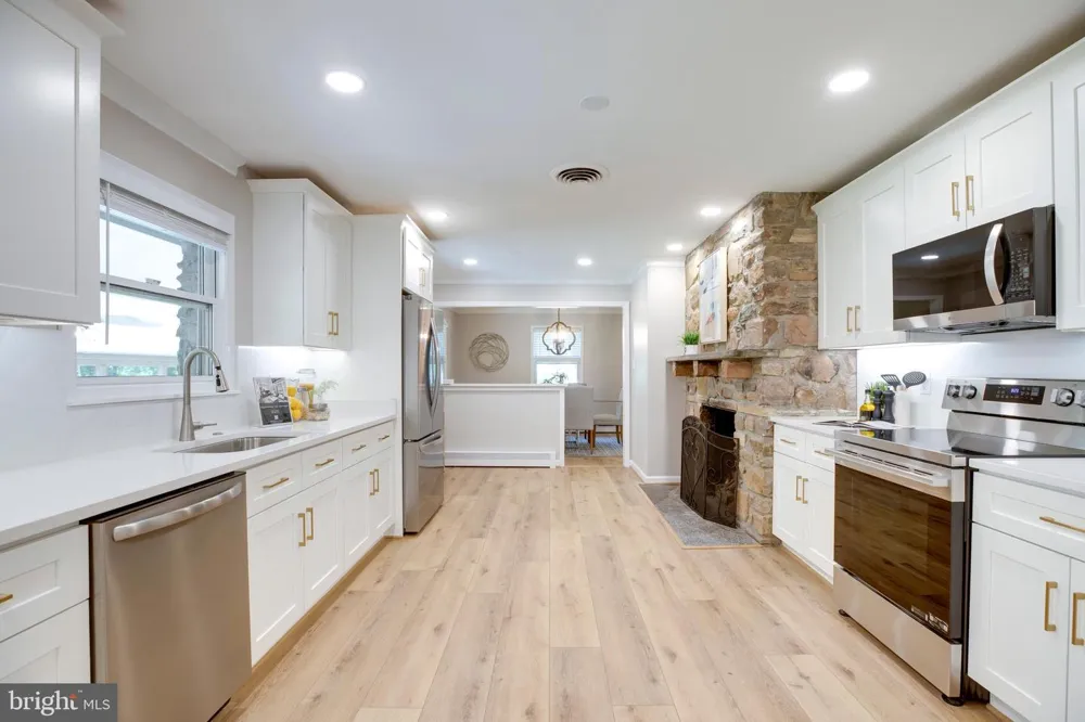 15027 BRADDOCK ROAD Centreville, VA 20120