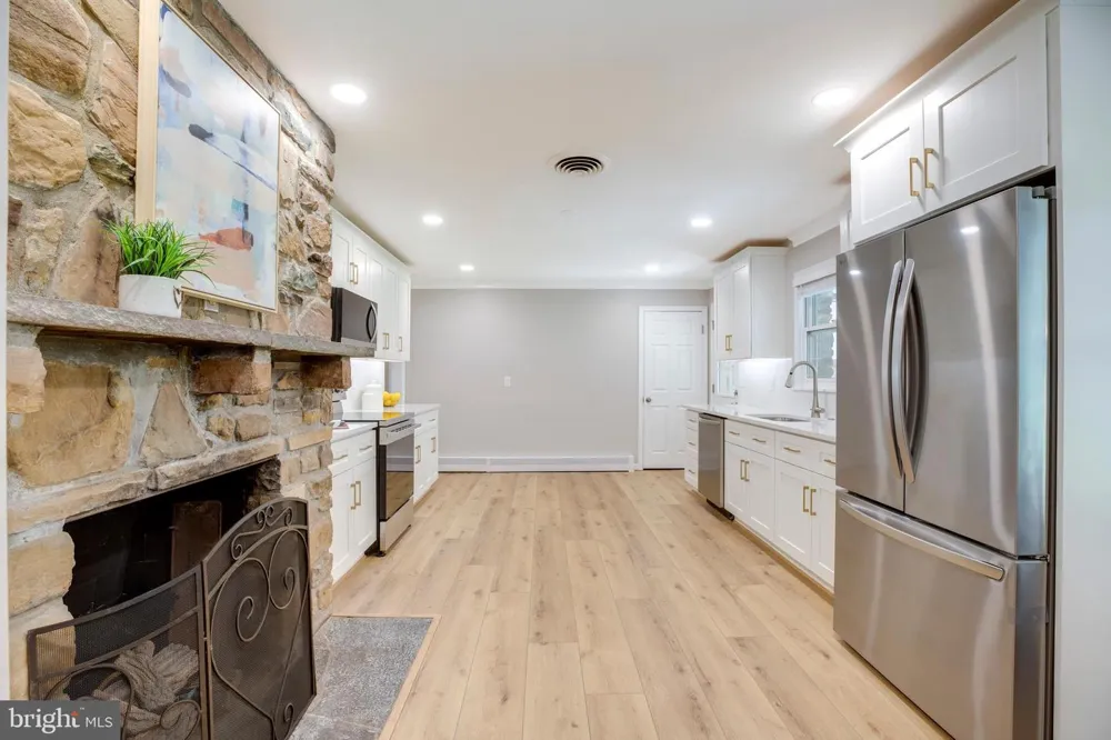 15027 BRADDOCK ROAD Centreville, VA 20120