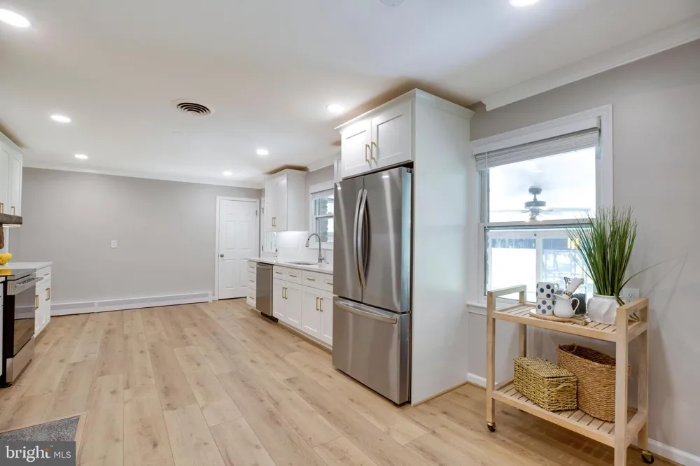 15027 BRADDOCK ROAD Centreville, VA 20120