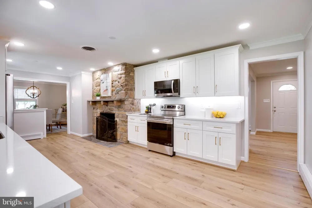 15027 BRADDOCK ROAD Centreville, VA 20120