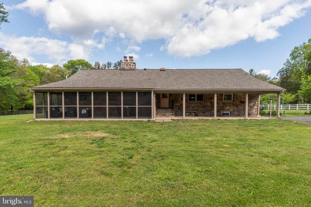 15027 BRADDOCK ROAD Centreville, VA 20120