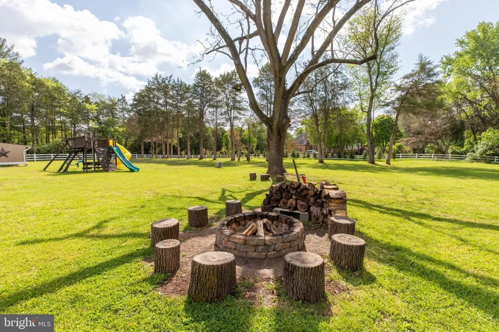 15027 BRADDOCK ROAD Centreville, VA 20120