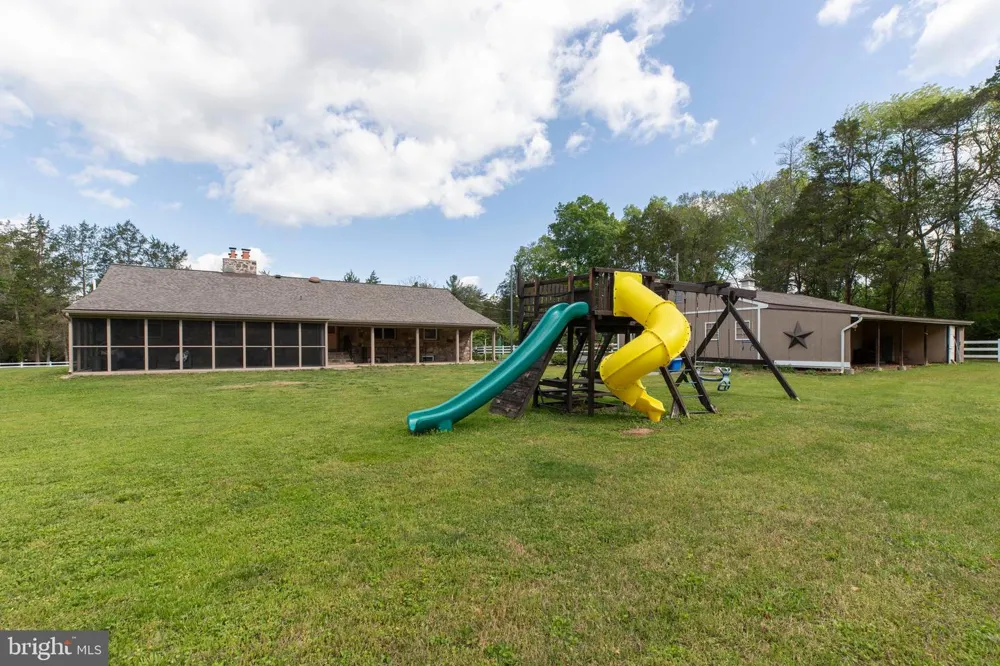 15027 BRADDOCK ROAD Centreville, VA 20120