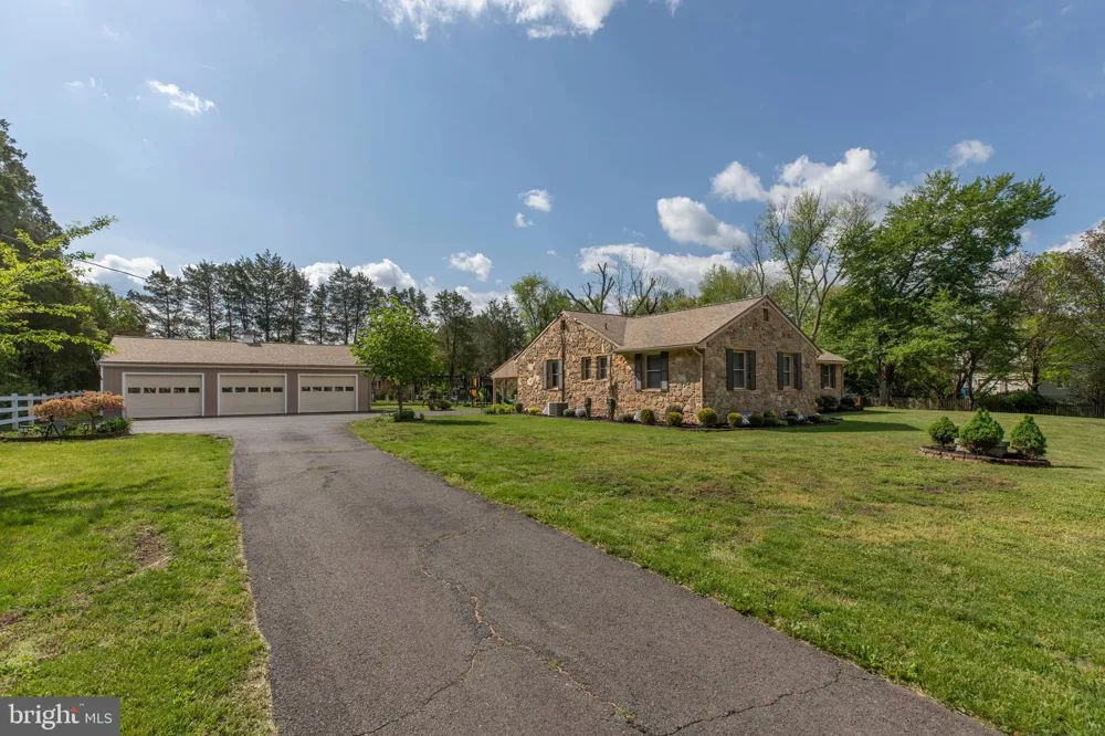 15027 BRADDOCK ROAD Centreville, VA 20120