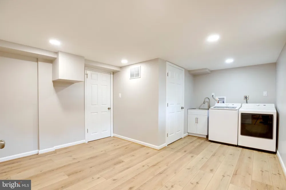 15027 BRADDOCK ROAD Centreville, VA 20120