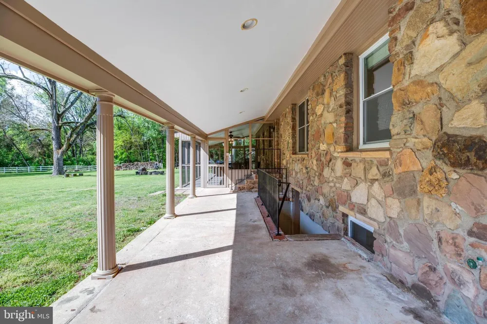 15027 BRADDOCK ROAD Centreville, VA 20120