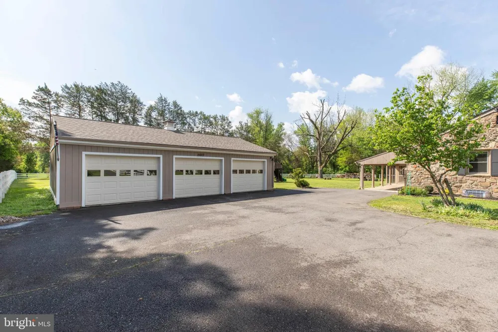 15027 BRADDOCK ROAD Centreville, VA 20120
